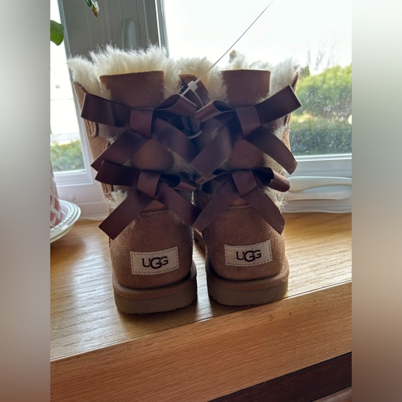 UGG SHOES| BAILEY BOW UGGS|COLOR TAN: SIZE 5 - Picture 7 of 16